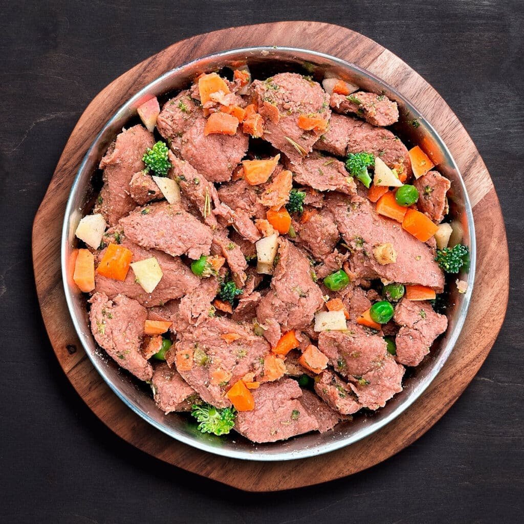 Gamelle de menu frais Fidelis cuit à la vapeur, morceaux de viande et légumes