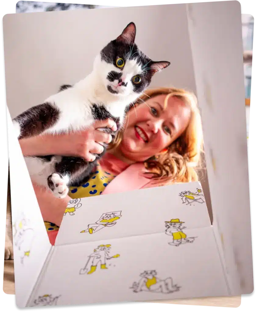 Chat et sa propriétaire qui ouvrent un colis Caats
