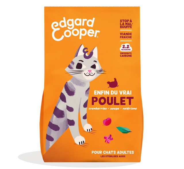 Gros plan sur les croquettes Edgard & Cooper au poulet pour chat