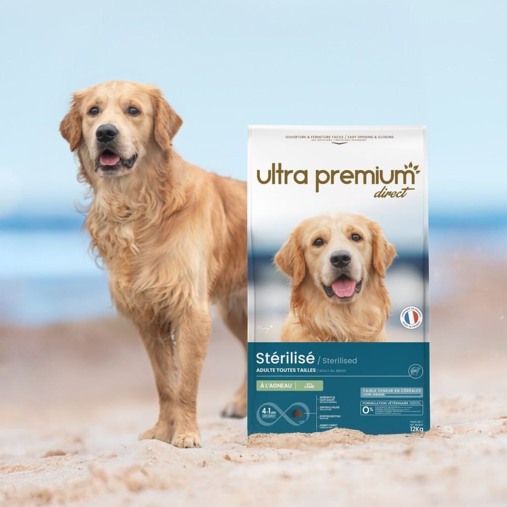 Golden retriever à cÎté d'un sac de croquettes Ultra Premium Direct Light pour chien stérilisé