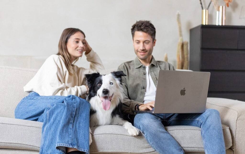 Couple qui crée le profil de son chien sur le site Dog Chef