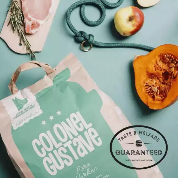Sac Colonel Gustave au porc entouré de potiron, pomme et laisse