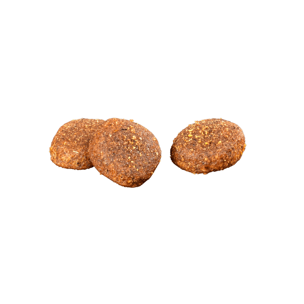 Gros plan sur les croquettes Sa Vraie Nature chien canard, poulet et faisan