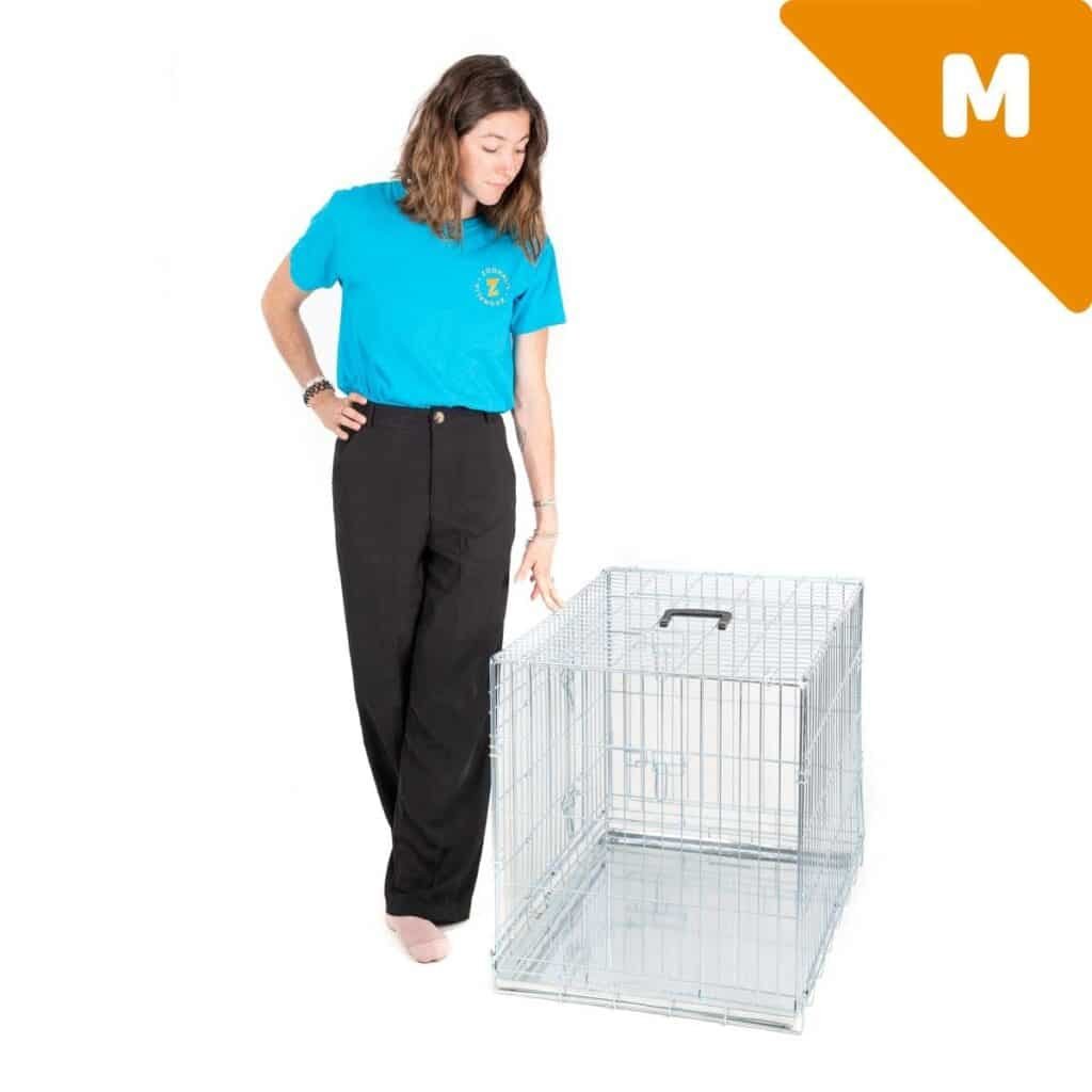 Cage Zolia Xena taille M à côté d'une personne debout