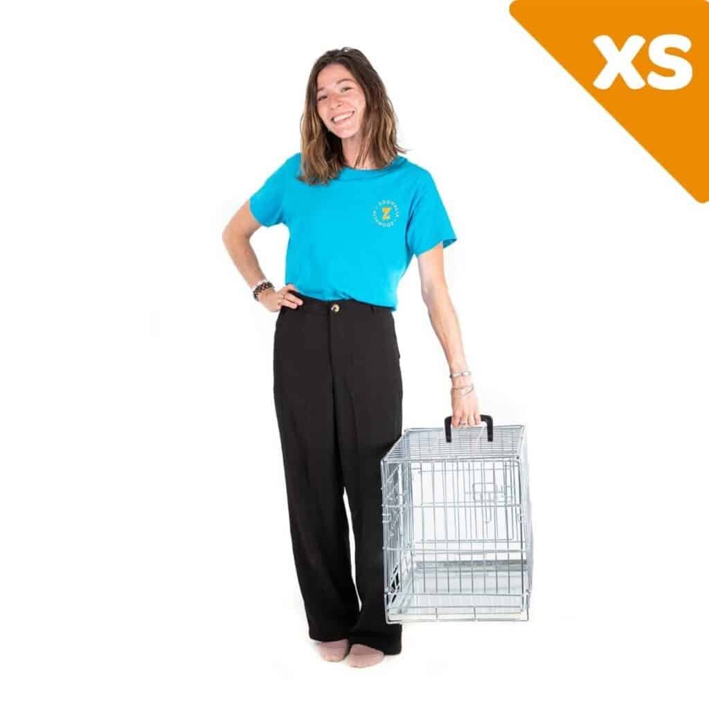 Cage Zolia Xena taille XS à côté d'une personne debout