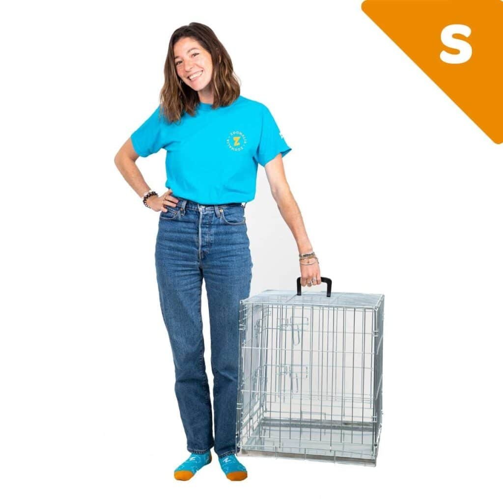 Cage Zolia Xena taille S à côté d'une personne debout