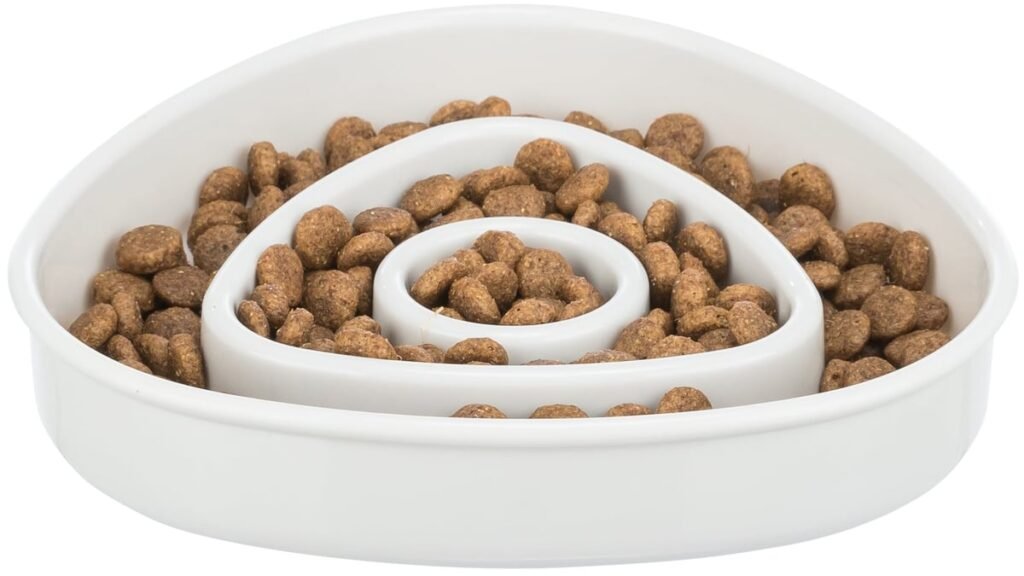 Gamelle anti-glouton pour chat Trixie Slow Feeding remplie de croquettes