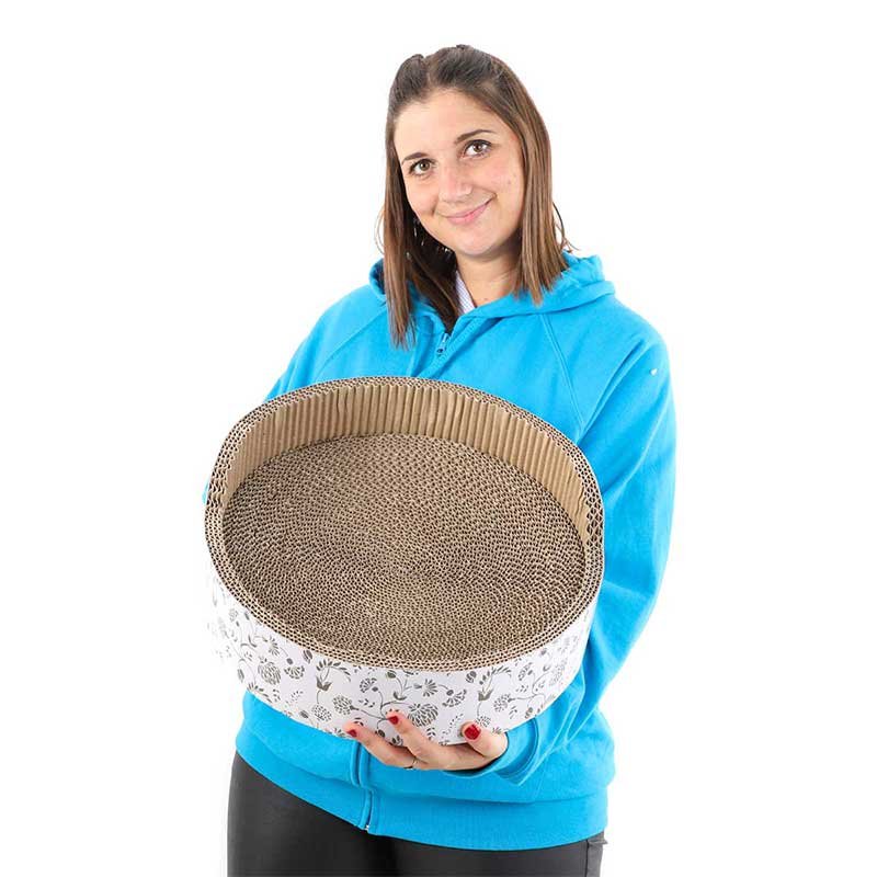 Griffoir en carton Zolia Florette tenu dans les bras, visuel officiel Zoomalia